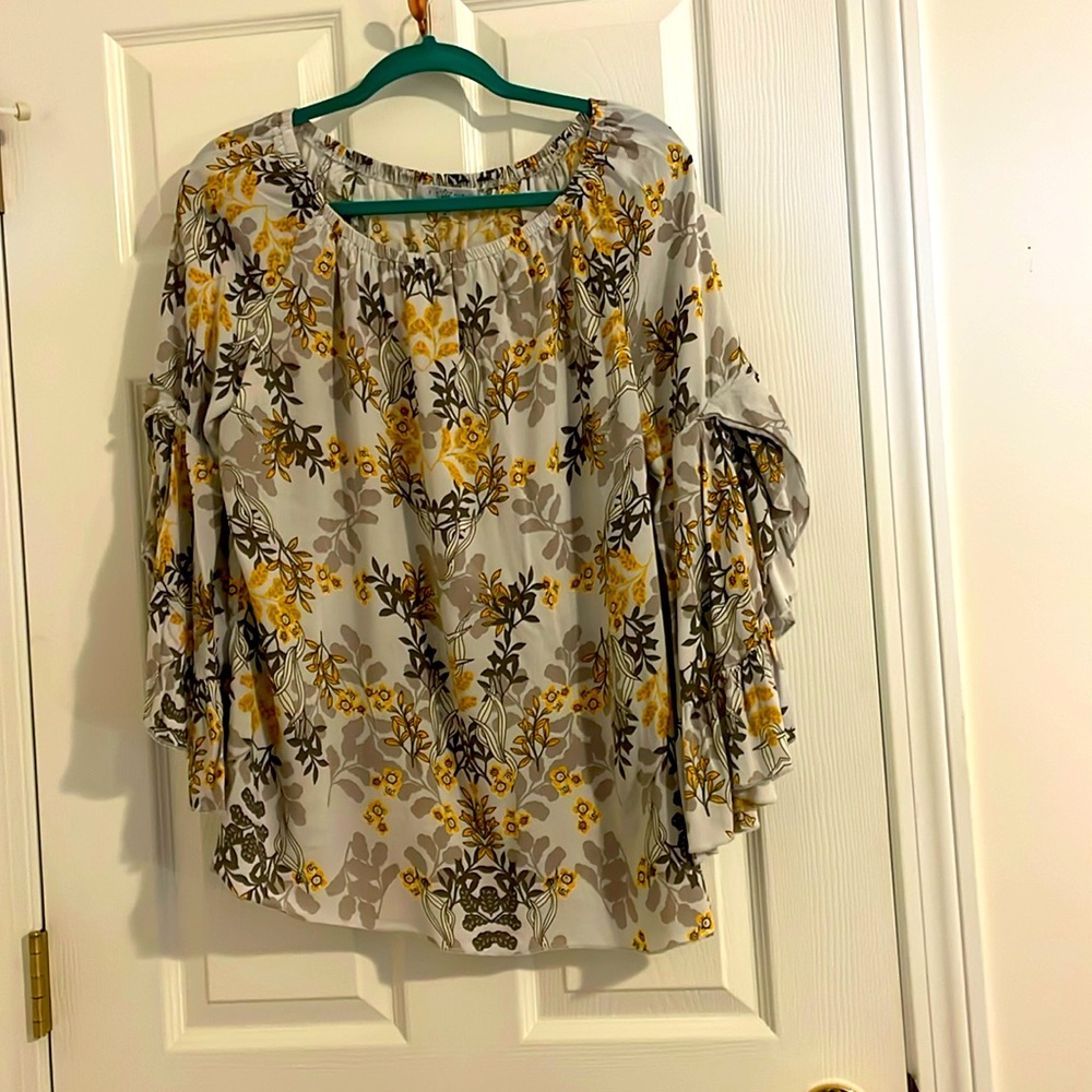 Fever—lovely pheasant style blouse! Beautiful unique ruffled sleeves. Size M.